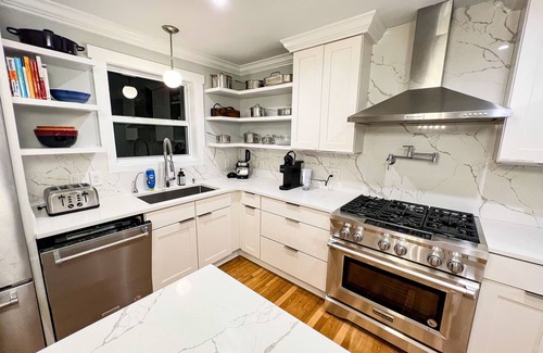 Lakeview House | Easthill Upscale Abode