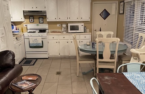 Iuka Cabin | Eastport Escape, Pickwick Lake At Bear Creek Is a 4br, 2Ba cabin that sleeps 10