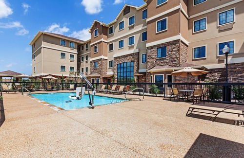 Fossil Creek Apartment | Easy Access to Convention Center | Free Breakfast + Outdoor Pool