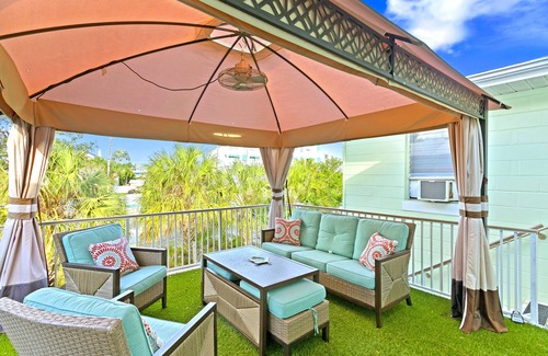 Capri Isle House | easy access to beach, large family retreat, huge outdoor area
