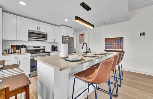 University Circle Apartment | Easy Check-In 4 mins Cleveland Clinic, CWRU, University Circle + Free Parking