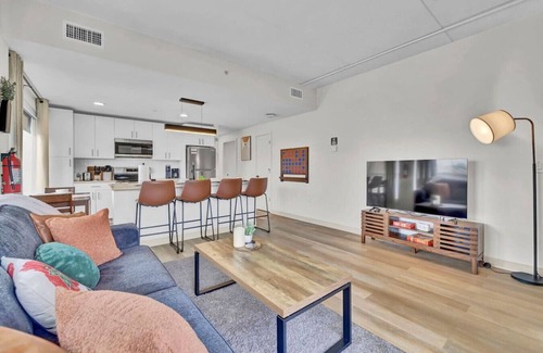 University Circle Apartment | Easy Check-In 4 mins Cleveland Clinic, CWRU, University Circle + Free Parking