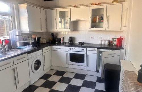Eltham West House | Ebehi Inn 2