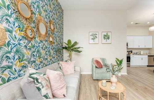North Park Apartment | Eclectic : 65” TVs : Fast Wi-Fi : Parking : Pets : Bohemian