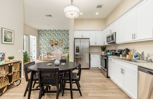 North Park Apartment | Eclectic : 65” TVs : Fast Wi-Fi : Parking : Pets : Bohemian