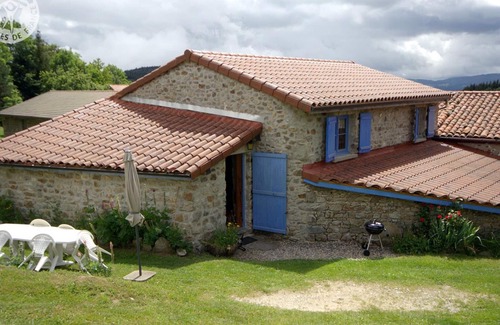 Chalmazel-Jeansagniere Cottage | Eco-friendly gite in Chalmazel, ideal for 6, near ski slopes