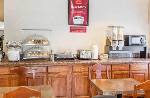 Brunswick Hotel | Econo Lodge Brunswick Travel Center