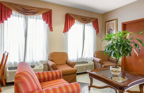 Brunswick Hotel | Econo Lodge Brunswick Travel Center