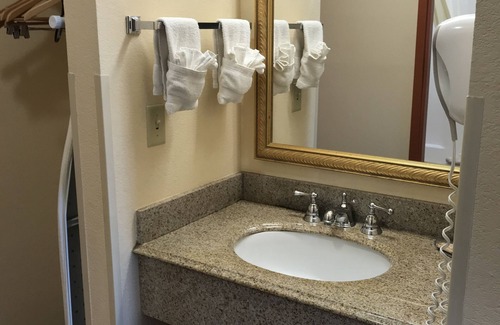 Brunswick Hotel | Econo Lodge Brunswick Travel Center