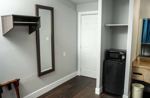 Chinchilla Hotel | Econo Lodge Clarks Summit - Scranton