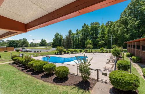 High Point Hotel | Econo Lodge High Point - Archdale