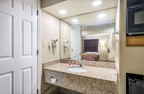 Huntsville Hotel | Econo Lodge Inn & Suites Huntsville University Area