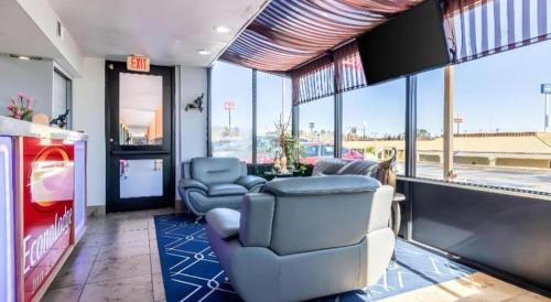 Macon Hotel | Econo Lodge Inn & Suites Macon North