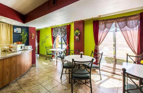 Macon Hotel | Econo Lodge Inn & Suites Macon North