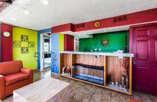 Macon Hotel | Econo Lodge Inn & Suites Macon North