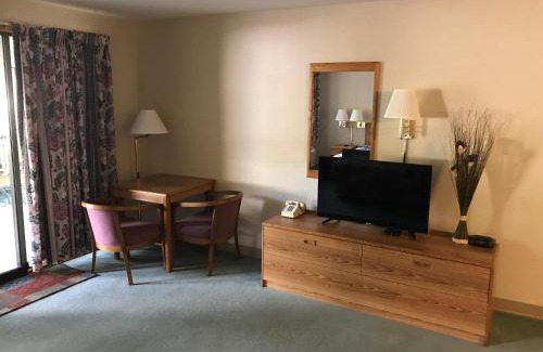Oconto Hotel | Econo Lodge Inn & Suites Oconto