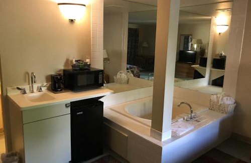 Oconto Hotel | Econo Lodge Inn & Suites Oconto