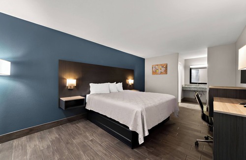 Western Division Hotel | Econo Lodge Inn & Suites