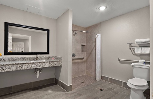 Western Division Hotel | Econo Lodge Inn & Suites