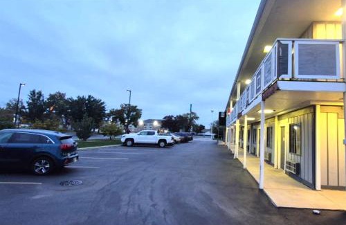 Merrillville Hotel | Economy Inn By Townhouse Merrillville US 30