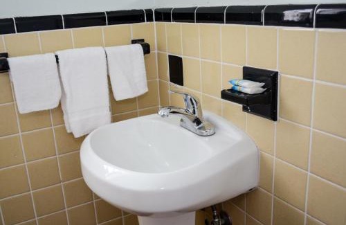 Parker Ridge Hotel | Economy Inn