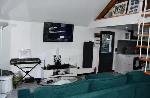 Saint-Pierre-Canivet House | Eden House