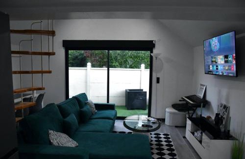 Saint-Pierre-Canivet House | Eden House