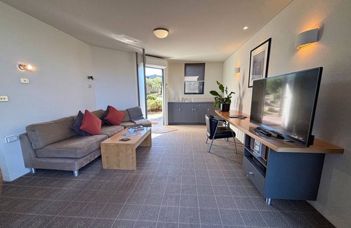 Coles Bay Hotel | Edge of the Bay