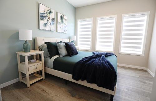 West Edmonton House | Edgemont Getaway King Bed Garage WEM And DisneyPlus