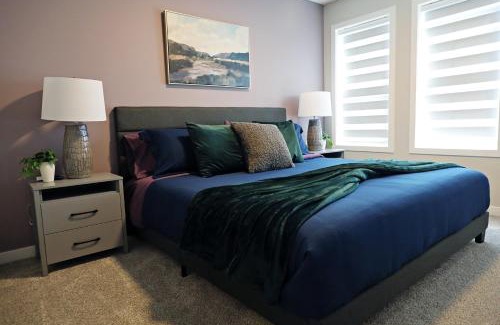 West Edmonton House | Edgemont Getaway King Bed Garage WEM And DisneyPlus