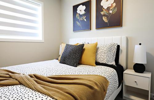 West Edmonton House | Edgemont Getaway King Bed Garage WEM And DisneyPlus