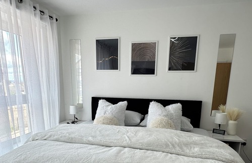 Dunbar Apartment | Edinburgh Luxurious/ Cozy Spacious Bedroom Superking Size bed