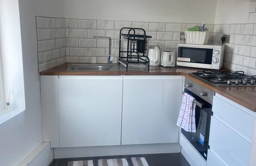 Selhurst Apartment | EEJs Modern 3 bed apartment - near station