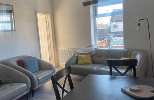 Selhurst Apartment | EEJs Modern 3 bed apartment - near station
