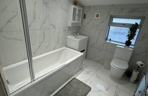 Selhurst Apartment | EEJs Modern 3 bed apartment - near station