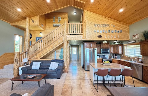 Island Park Cabin | EF Tanglewood Ldg* Private Hot Tub, 6Br, Sleeps 18, Bbq Grill, Free Wifi