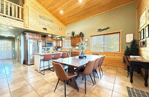 Island Park Cabin | EF Tanglewood Ldg* Private Hot Tub, 6Br, Sleeps 18, Bbq Grill, Free Wifi