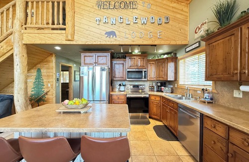 Island Park Cabin | EF Tanglewood Ldg* Private Hot Tub, 6Br, Sleeps 18, Bbq Grill, Free Wifi