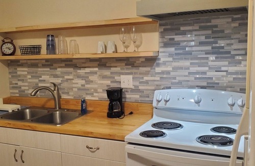 Southeast Pensacola Apartment | Efficiency unit close to Downtown, the Beach & Pensacola Bay Center