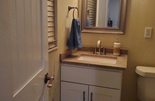 Southeast Pensacola Apartment | Efficiency unit close to Downtown, the Beach & Pensacola Bay Center
