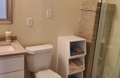 Southeast Pensacola Apartment | Efficiency unit close to Downtown, the Beach & Pensacola Bay Center
