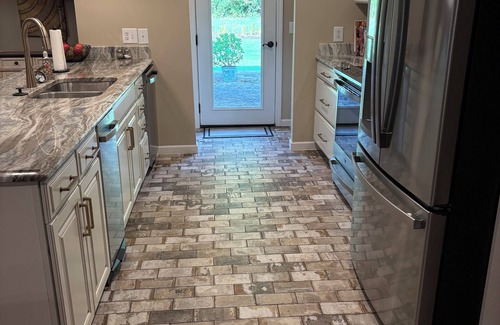 Starkville House | Egg Bowl ready and all the kitchen gadgets for preparing your Thanksgiving meal.