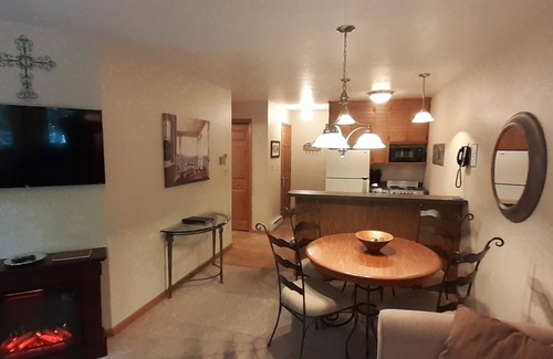 Egg Harbor Condo | EGG HARBOR GETAWAY - LANDMARK RESORT - Cozy 1 Bedroom Wood-view!