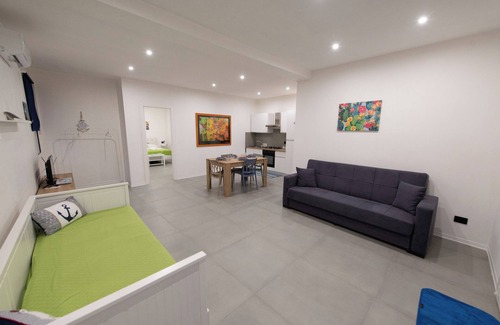 Scoglitti Apartment | Eggplant apartment in villa with swimming pool, sea village Scoglitti