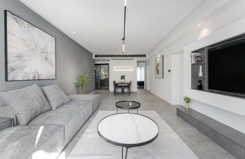 Huangpu Apartment | EHUB - Walk to Yuyuan Garden, the Bund and People's Square, Boutique 3Bedroom Fully Equipped Family APT , very close to Subway