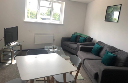 Peterborough Apartment | ELD2 - Spacious 2 bedroom, Free parking & Netflix