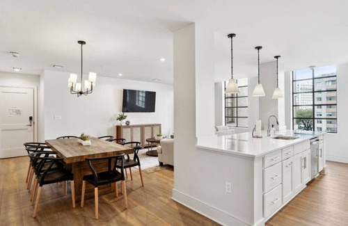 Central Business District Hotel | Eleanor 4BD/3B (606)