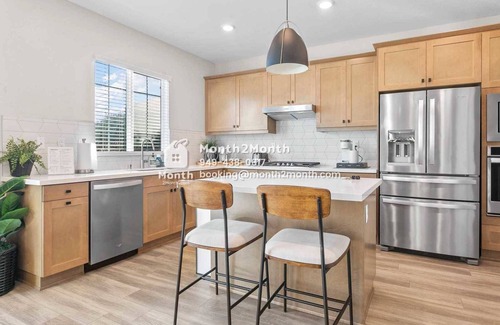 Ontario House | Elegance on Foxglove #41643