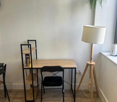 Old Trafford Apartment | Elegant 1 Bed Flat Near Stadium & Shops and free parking