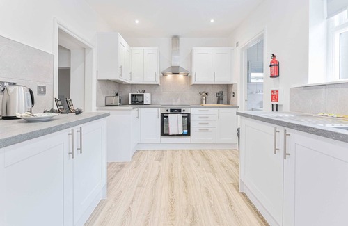 Cheltenham Apartment | Elegant 1 Bedroom Apartment with Terrace in Cheltenham